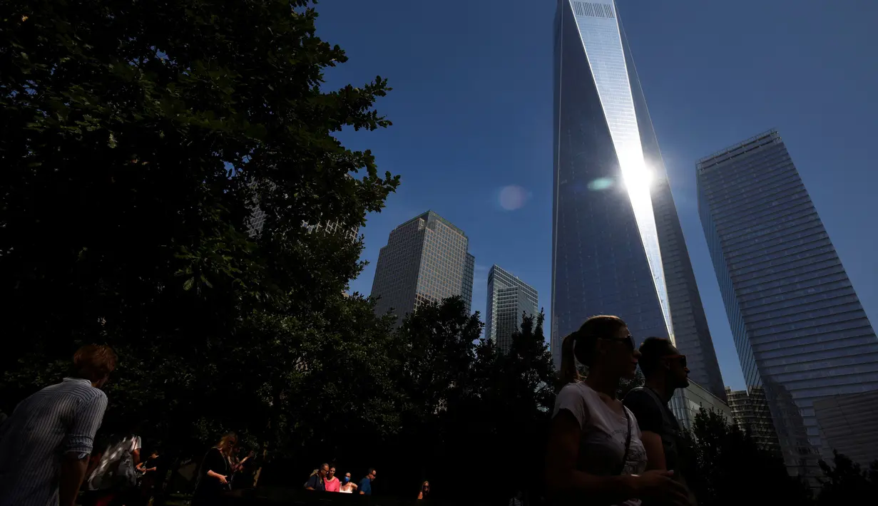 Sejumlah wisatawan mengunjungi Ground Zero, tempat untuk memberikan penghormatan kepada korban Tragedi 9/11 jelang peringatan 15 tahun tragedi runtuhnya Gedung WTC 11 September 2001 di New York, Amerika Serikat, Sabtu (10/9). (REUTERS/Mark Kauzlarich)