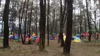 Pengunjung saat berada di lokasi perkemahan Curug Hiji, Bogor, Minggu (5/9/2021). Meski Kabupaten Bogor masih dalam masa PPKM level 3, sejumlah lokasi wisata luar ruangan mulai ramai dikunjungi pengunjung. (Liputan6.com/Helmi Fithriansyah)
