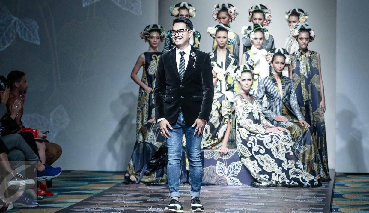 Denny Wirawan bersama para modelnya usai menampilkan 24 busana Bertajuk "Wanderlust, Dancing in the Sun" di IPMI Trend Show 2017, Jakarta, Jumat (11/11). Denny menampilkan ciri khasnya bermain tabrak motif atau clash pattern. (Liputan6.com/Faizal Fanani)