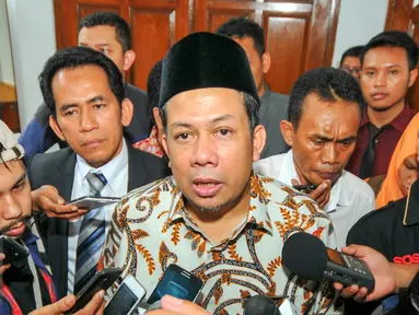 Wakil Ketua DPR RI Fahri Hamzah memberikan keterangan usai menjalani proses mediasi dengan PKS di PN Jakarta Selatan, Selasa (3/5). Fahri Hamzah menggugat PKS atas keputusan pemecatan dirinya dari segala jenjang organisasi. (Liputan6.com/Yoppy Renato)