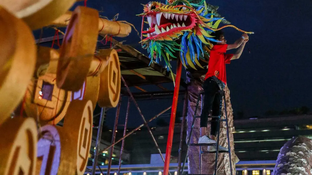 Kawasan Bundaran HI Jakarta Berhias Naga Raksasa