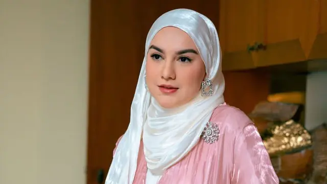 Citra Kirana dan Irish Bella Kenakan Dress Shimmer