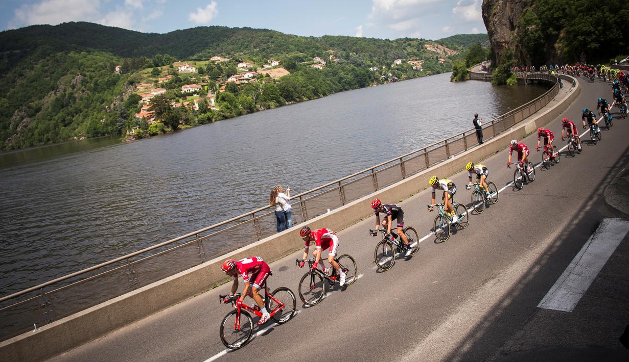 Para pebalap beraksi di Etape 4 balap sepeda Dauphine Criterium antara Boen-sur-Lignon dan Tournon-sur-Rhone, Prancis, (8/6/2016)  (AFP/Lionel Bonaventure)