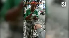 Emak-emak ini mengamuk lantaran tak diberi uang parkir oleh seorang pengendara. Pengendara enggan membayar karena tak diberi karcis parkir dan merasa hal ini adalah pungli.