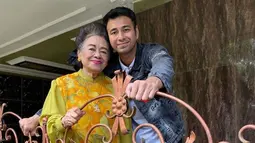 Meski memiliki segudang kesibukan, suami Nagita Slavina itu selalu menghabiskan waktu bersama Mami Popon. Kedekatan anatara cucu dan nenek ini tampak selalu kompak. Kini kepergian Mami Popon untuk selama-lamanya menjadi duka yang mendalam bagi Raffi.(Liputan6.com/IG/@raffinagita1717)