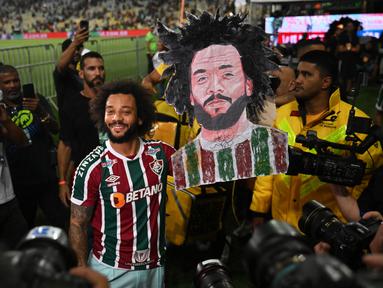 Bek Brasil Marcelo berfoto saat presentasi resminya sebagai pemain baru Fluminense di stadion Maracana di Rio de Janeiro, Brasil pada 10 Maret 2023. Marcelo, juara Eropa lima kali bersama Real Madrid, bergabung dengan Fluminense hingga Desember 2024. (AFP/Carl De Souza)