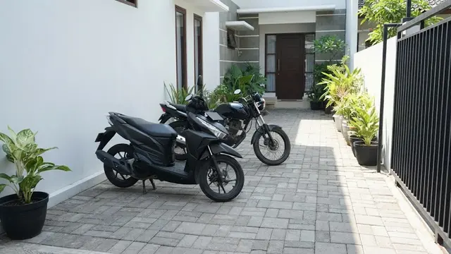 Ide Membuat Area Parkir Motor Tetap Rapi di Rumah Tanpa Garasi
