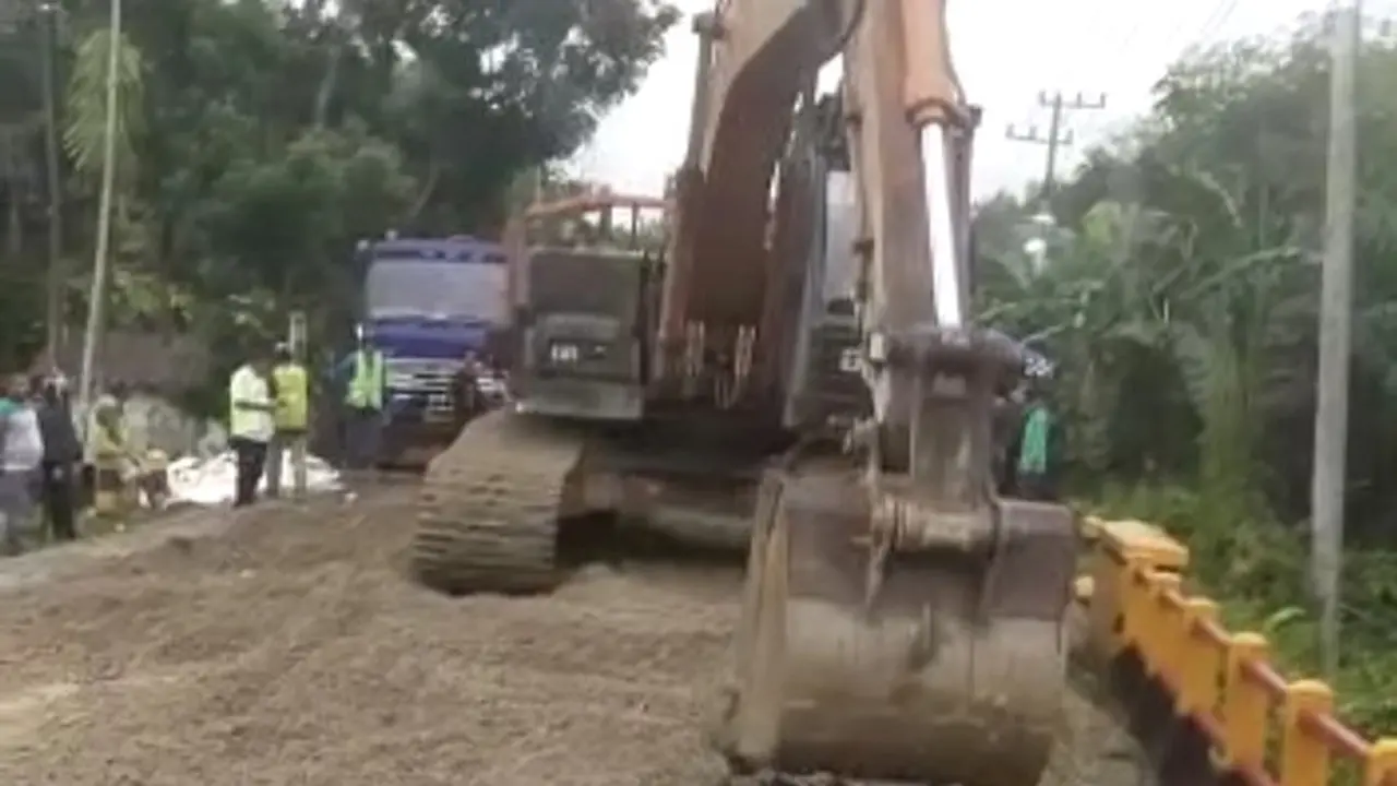Perbaikan jembatan ambles di Kabupaten Indragiri Hulu karena diterjang arus sungai yang meluap.