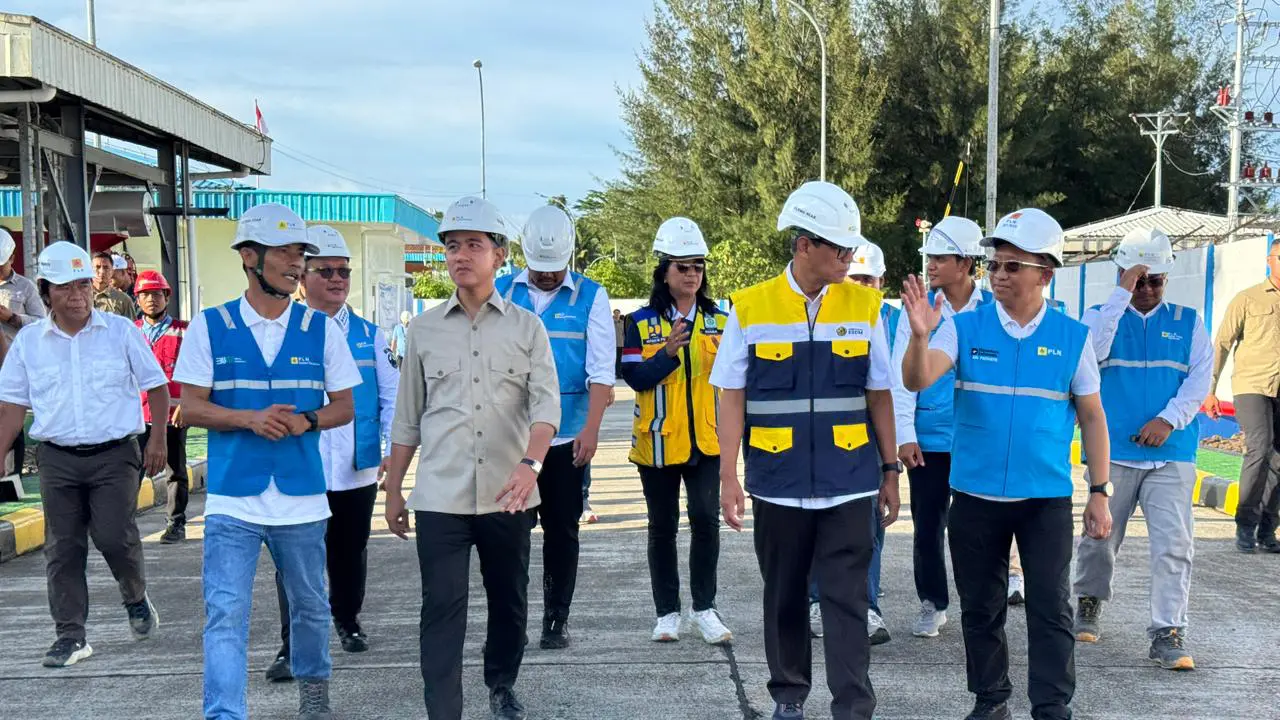 Wakil Presiden (Wapres) Gibran Rakabuming Raka cek kesiapan Pembangkit Listrik Tenaga Mesin Gas (PLTMG) Gunungsitoli di Nias, Sumatera Utara bersama Wakil Menteri Energi dan Sumber Daya Mineral (ESDM), Yuliot Tanjung. (Foto: Kementerian ESDM)