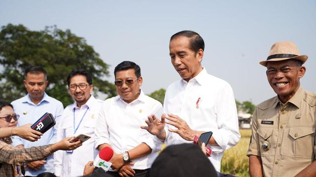 Presiden Joko Widodo (Jokowi) bersama  Plt. Menteri Pertanian, Arief Prasetyo meninjau panen raya padi di Desa Ciasem Girang, Kecamatan Ciasem, Kabupaten Subang, Minggu (8/10/2023). (Dok Bapanas)