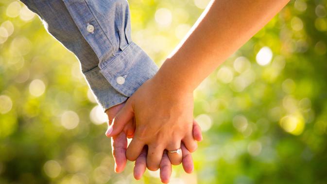 Mengapa Pasangan Suka Berpegangan Tangan Lifestyle Fimela Com