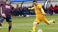 Lionel Messi (kanan) saat membela Barcelona kontra Eibar, pada lanjutan La Liga 2015-2016, beberapa waktu lalu. Messi akan memperkuat timnas Argentina pada ajang Kualifikasi Piala Dunia 2018, akhir bulan ini.  (Reuters/Joseba Etxabur)