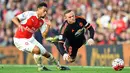 Pemain Manchester United Wayne Rooney berebut bola dengan pemain Arsenal Alexis Sanchez  pada Laga lanjutan Liga Premier Inggris di Emirates Stadium. Minggu (04/10/2015). Arsenal menang 3-0 atas MU.(Reuters / Dylan Martinez)