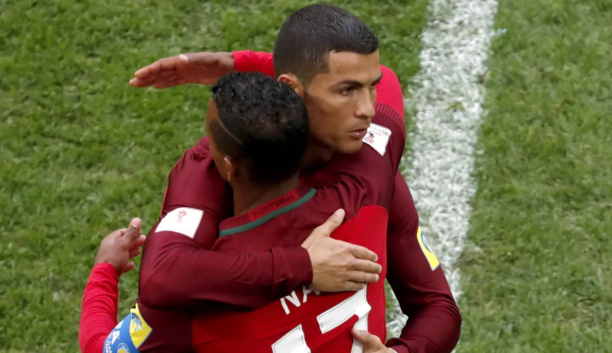 Bintang Portugal, Cristiano Ronaldo, memeluk rekannya Nani saat melawan Selandia Baru pada laga penyisihan grup Piala Konfederasi di Stadion St Petersburg, Rusia, Sabtu (24/6/2017). (EPA/Anatoly Maltsev)