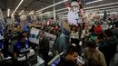 Suasana 'Black Friday' di salah satu toko di Mexico City, Meksiko, Jumat (18/11). 'Black Friday' adalah pesta diskon yang biasa digelar menjelang natal. (REUTERS / Henry Romero)
