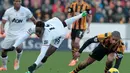 Penyerang Manchester United, Danny Welbeck harus jatuh bangun saat menghadapi Hull City pada laga lanjutan Liga Premier di KC Stadium. Welbeck memberikan assist untuk gol yang dicetak Wayne Rooney.(AFP/Lindsey Parnaby)