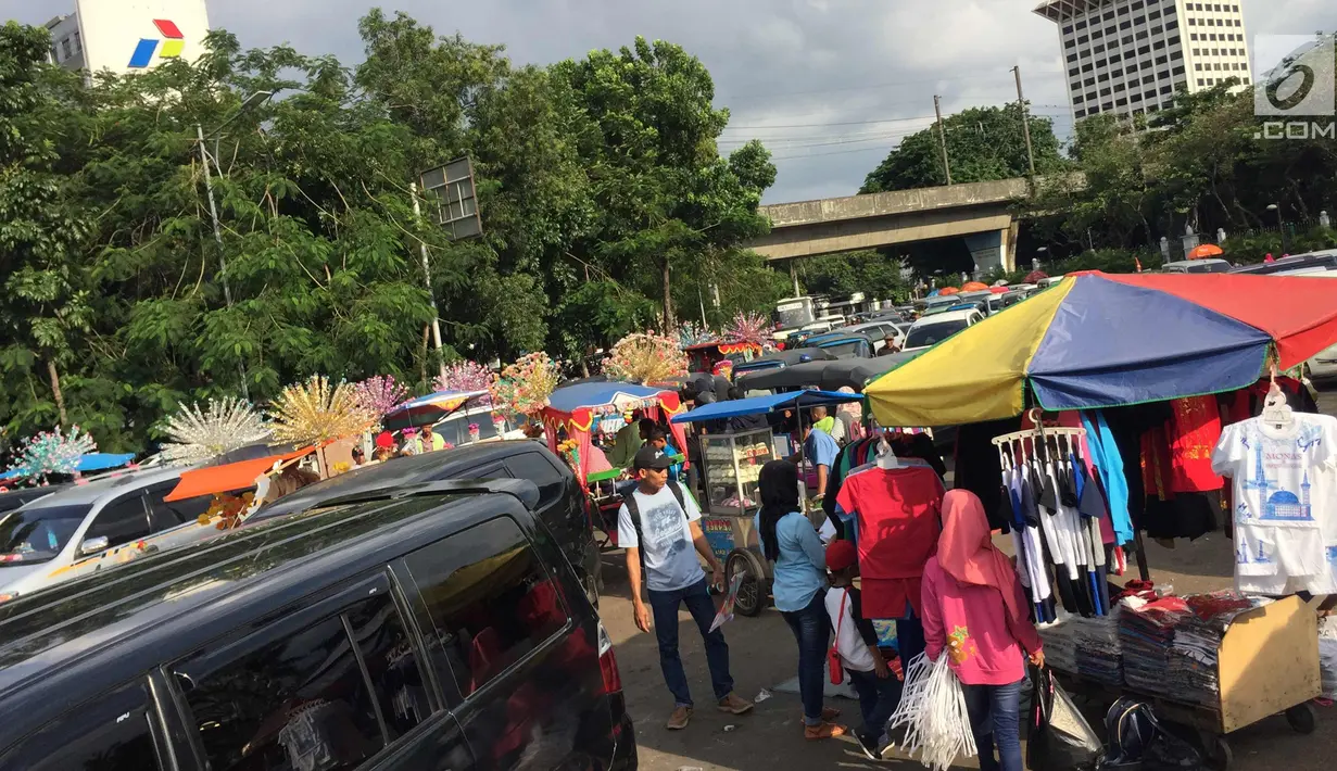PKL dan parkir liar memenuhi akses jalan di sekitar kawasan Monas, Jakarta, Senin (1/1). Kurangnya pengawasan menyebabkan banyak PKL dan parkir liar memenuhi kawasan tersebut sehingga menimbulkan kesemrawutan. (Liputan6.com/Immanuel Antonius)
