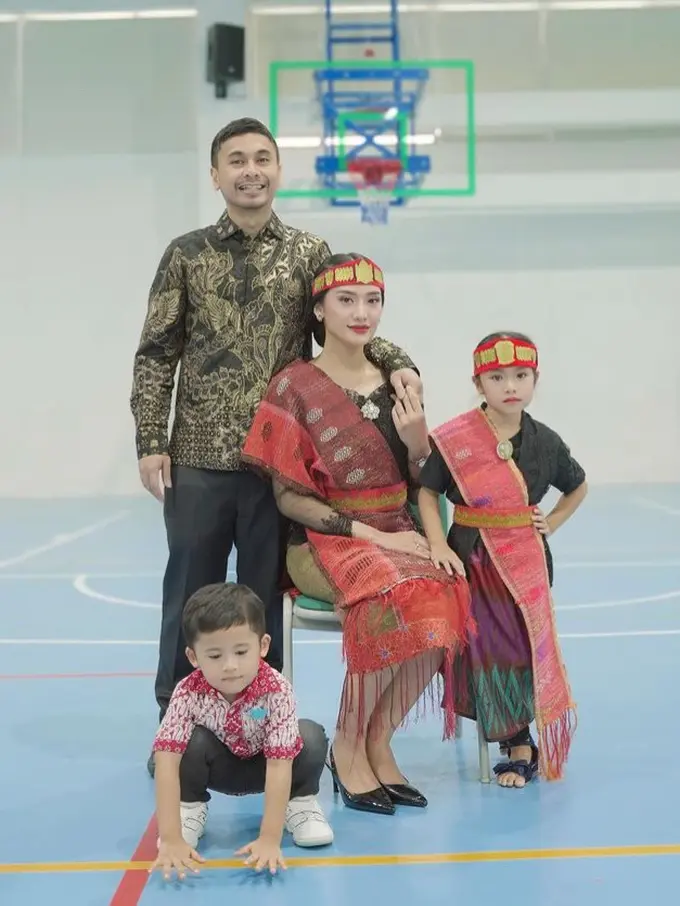 Gaya Kompak Anissa Aziza Istri Raditya Dika dan Putrinya Dibalut baju adat Sumatera Utara