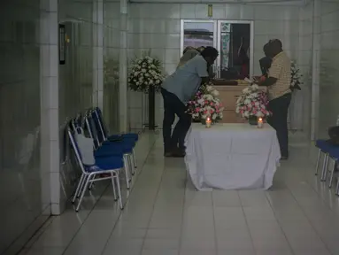 Para kerabat terlihat mendoakan jenazah terpidana mati Sylvester Obiekwe Nwolise di Rumah Duka RS PGI Cikini, Jakarta, Kamis (30/4/2015). Jenazah Sylvester hari ini akan dipulangkan ke negara asalnya, Nigeria. (Liputan6.com/Faizal Fanani)