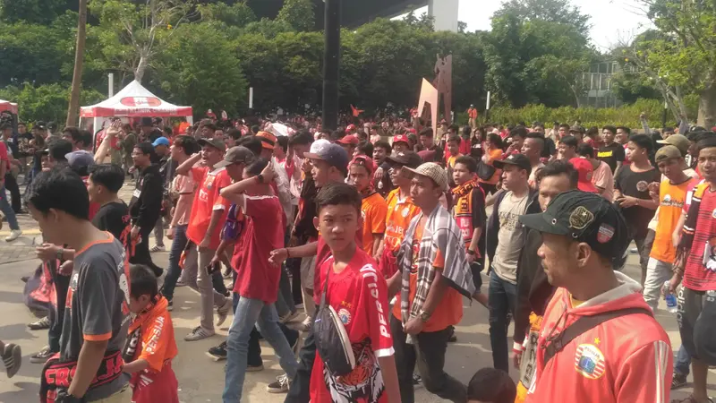 Ribuan suporter Persija Jakarta, Jakmania memasuki area SUGBK, Rabu (10/7/2019).