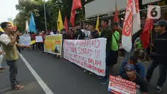 Massa nelayan tradisional teluk Jakarta melakukan aksi di depan Polda Metro Jaya, Jakarta, Rabu (4/12/2019). Aksi ini menuntut kepolisian membebaskan dua orang rekan mereka yang di tahan terkait laporan PT Kukuh Mandiri Lestari atas pemberhentian kapal tongkang Batu Merah. (merdeka.com/Imam Buhori)