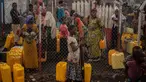 Para pengungsi mengambil air di kamp pengungsi internal Kashaka di pinggiran kota Goma, Republik Demokratik Kongo pada 3 Februari 2025. (Jospin Mwisha/AFP)
