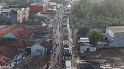 Antrean kendaraan yang mengular setiap pagi hari ini imbas perbaikan Jalan Raya M. Toha sepanjang 6,5 kilometer. (merdeka.com/Arie Basuki)