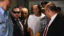 Mantan pemain timnas Brasil, Ronaldinho tiba memberikan keterangan di Asuncion's Justice Palace, ibu kota Paraguay, Jumat (6/3/2020). Ronaldinho bersama saudara laki-lakinya berurusan dengan pihak berwenang Paraguay karena menggunakan paspor palsu untuk memasuki negara itu. (Norberto DUARTE/AFP)