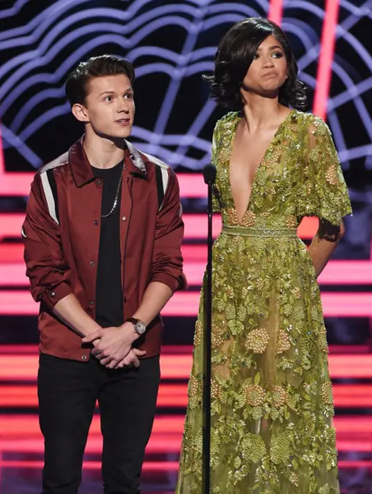 Melansir Ace Showbiz, Tom dan Zendaya dikabarkan memiliki hubungan spesial sejak proses syuting film Spider-Man. Menutupi hubungannya dari publik, namun mereka terlihat liburan bersama. (AFP/Bintang.com)