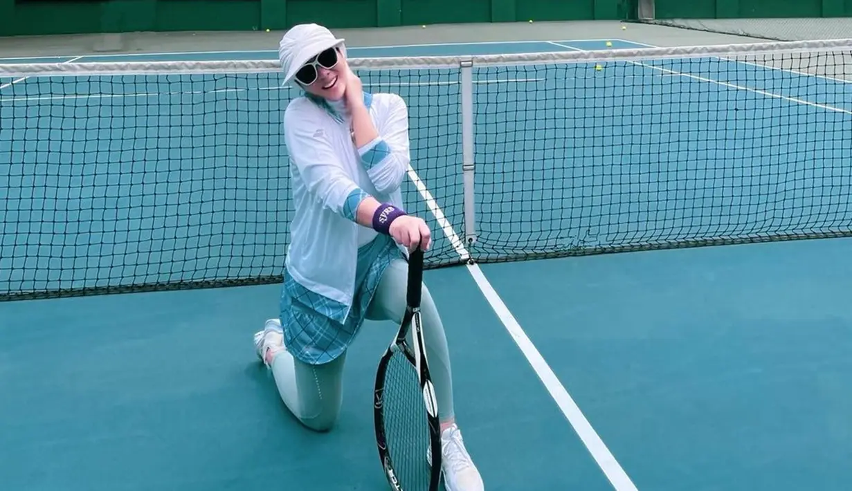 pribadinya, Syahrini membagikan potret dirinya saat latihan tenis. Penampilannya saat olahraga pun tampak begitu fashionable. Ia tampak mengenakan jaket olahraga yang dipadukan dengan topi.(Liputan6.com/IG/@princessyahrini)