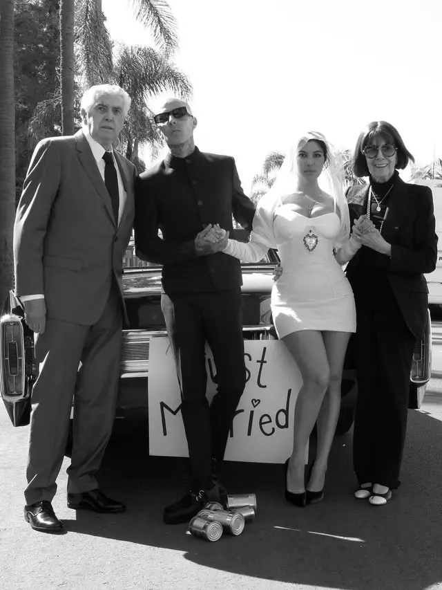 Selebrasi Sederhana Kourtney Kardashian Menikah Secara Legal dengan Travis Baker, Kenakan Gaun Mini dan Veil Dramatis