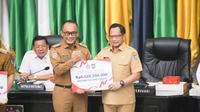 Pj Gubernur Sulbar Zudan Arif Fakrulloh menerima penghargaan insentif fiskal pengendalian inflasi (Foto: Liputan6.com/Istinewa)