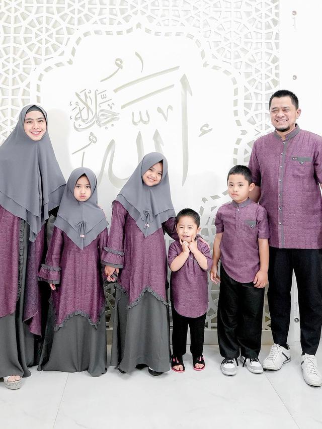 8 Potret Oki Setiana Dewi dan Keluarga Pakai Baju Kembar, Inspirasi saat Lebaran