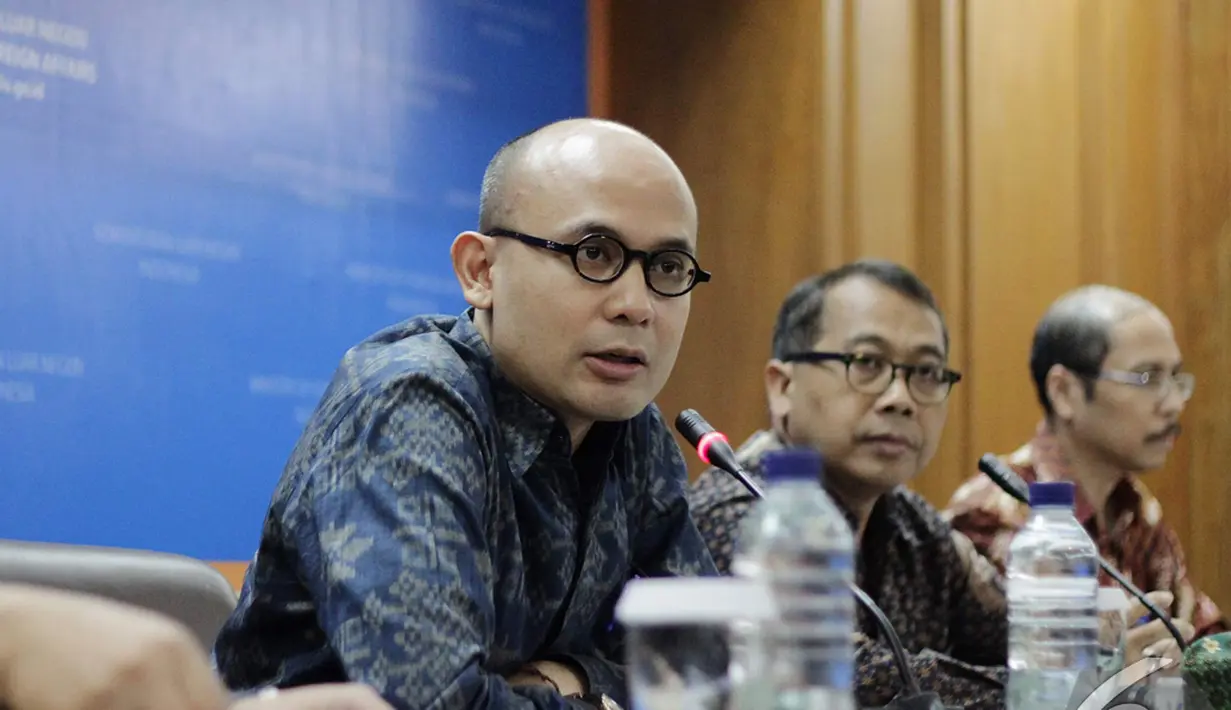 Kepala Biro Kementerian Luar Negeri Arrmanata Nasir saat memberikan keterangan pers tentang perkembangan isu bilateral di kawasan Asia Timur serta perlindungan WNI di Luar Negeri, Jakarta, Kamis (18/12/2014).(Liputan6.com/Johan Tallo)