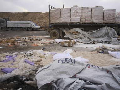 Truk yang mengangkut bantuan kemanusiaan untuk warga Palestina di Gaza terlihat rusak dan terparkir di dekat perbatasan dengan Jalur Gaza di dekat pos perbatasan Kissufim, selatan Israel, Rabu 13 Agustus 2025. (AP Photo/Ariel Schalit)