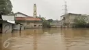 Kondisi di kawasan Cipinang Melayu yang terendam banjir, Jakarta Timur, Senin (20/2). Banjir ini merendam RW 3 hingga RW 4, Kelurahan Cipinang Melayu, Kecamatan Cipinang Muara. (Liputan6.com/Yoppy Renato)