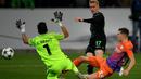 Kiper Manchester City, Claudio Bravo (L), berusaha menghalau bola tendangan pemain Moenchengladbach, Oscar Wendt, pada laga kelima Grup C Liga Champions di Borussia-Park, Rabu (23/11/2016). (AFP/Patrik Stollarz)