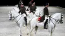 Formasi barisan penunggang dan kuda dari Spanish Riding School of Vienna saat melakukan latihan gladi resik di SSE Arena di London, Inggris (10/11). Latihan ini untuk merayakan ulang tahun ke-450 sekolah kuda tersebut. (Reuters/Peter Nicholls)