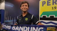 Pelatih baru Persib Bandung, Luis Milla. (Bola.com/Erwin Snaz)