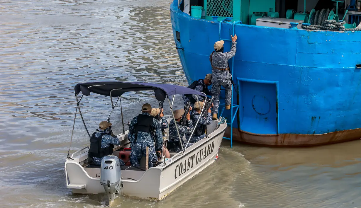 Personel Penjaga Pantai Filipina (Philippine Coast Guard/PCG) latihan kemampuan respons ancaman bom dan penyanderaan di dermaga, Manila, Filipina, 1 Desember 2020. Latihan ini untuk menunjukkan kemampuan dalam memastikan keamanan pelabuhan terutama di musim liburan mendatang. (Xinhua/Rouelle Umali)