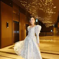 Lihat penampilan Tasya farasya bak Princess dalam balutan gaun icy blue berkilau berikut ini. [@tasyafarasya].