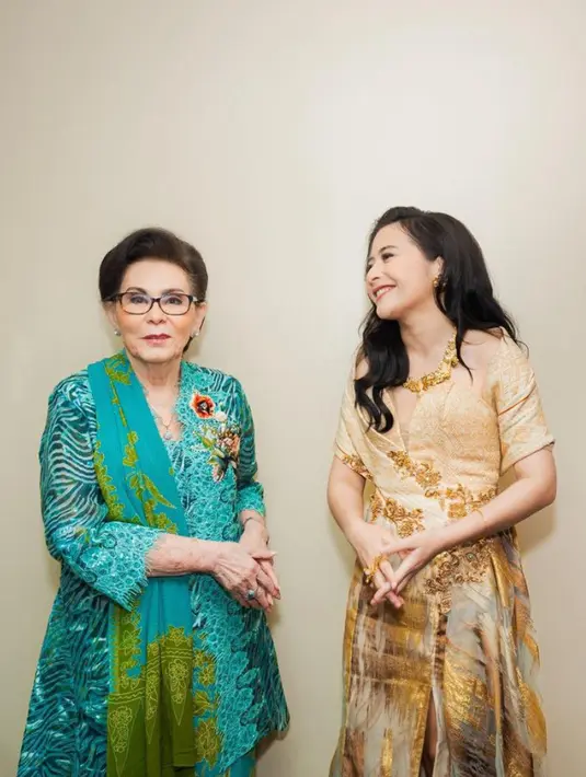 Rambut hitam dibiarkan terurai dengan poni samping yang memerlihatkan dahinya. Membuatnya tampil semakin elegan.  [@prillylatuconsina96]