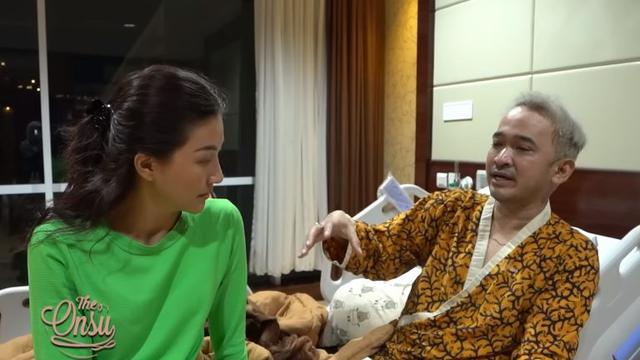 6 Momen Haru Sarwendah Rawat Ruben Onsu di Rumah Sakit, Peluk Hingga Menyisir Rambut