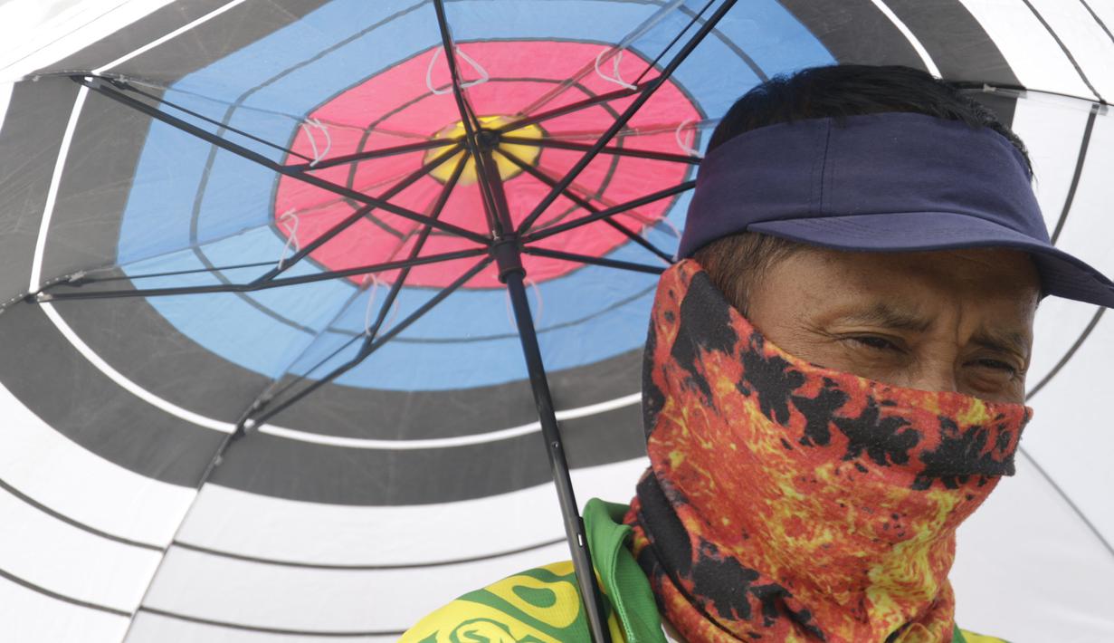 Seorang pelatih mengamati anak asuhnya saat Kejuaraan Nasional Panahan Prakualifiikasi PON XX /2020 di Lapangan Panahan Senayan, Jakarta, Senin (23/9). Seleksi ini diikuti oleh 516 peserta dan 30 provinsi. (Bola.com/Vitalis Yogi Trisna)