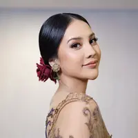 Anya Geraldine menjadi salah satu juri Puteri Indonesia 2022. Tadi malam, Jumat (27/5/2022), ia hadir di Jakarta Convention Center dalam tampilan ayu dengan balutan kebaya. Foto: Instagram.