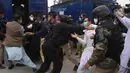 Polisi huru hara membubarkan aksi demonstrasi dari dokter dan tenaga medis di Pakistan, Senin (6/4/2020). Para dokter mengatakan pemerintah telah gagal memberikan pasokan APD yang dijanjikan. (AP Photo/Arshad Butt)