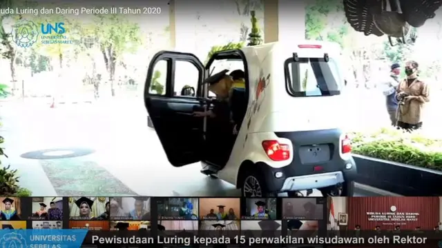 Deretan Kendaraan Ramah Lingkungan saat Wisuda Drive-thru UNS