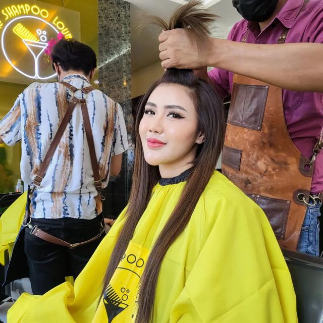 Rey Utami lepas hijab di unggahan terbarunya (Foto: Instagram/@reyutami)