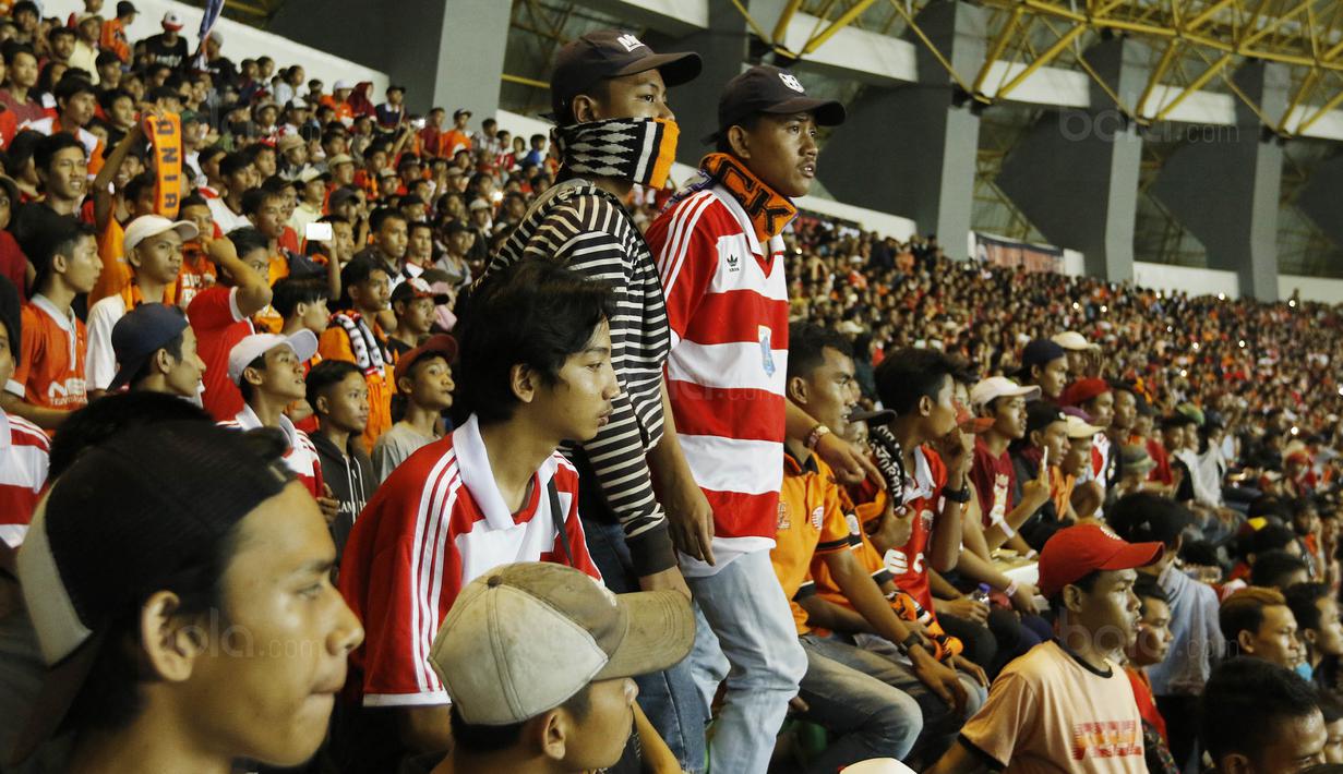 Ribuan The Jakmania saat menyaksikan laga terakhir Persija di Liga 1 di Stadion Patriot, Bekasi, Minggu (12/11/2017). Persija menang 2-1 atas Bhayangkara FC. (Bola.com/ M Iqbal Ichsan)