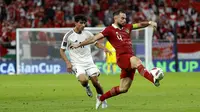 Bek Timnas Indonesia, Jordi Amat (4) menjauhkan bola dari jangkauan gelandang Timnas Irak, Zidane Iqbal dalam laga Grup D Piala Asia 2023, Senin (15/1/2024) malam. (AFP/Karim Jaafar)